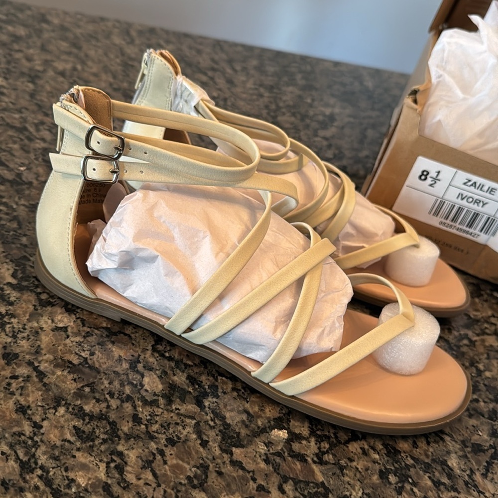 Journee Zailie ivory gladiator flat sandal NIB 8.5